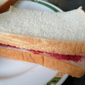 いちごチョコとマシュマロのサンド